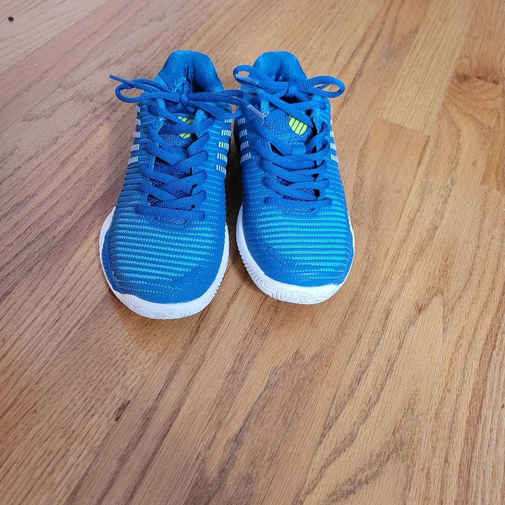 K-Swiss sz 1 little girl hypercourt tennis shoes.